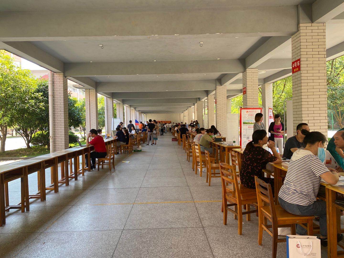 青竹湖湘一外国语学校在长廊为进校招生的学校设置的咨询点。通讯员 杨威 摄