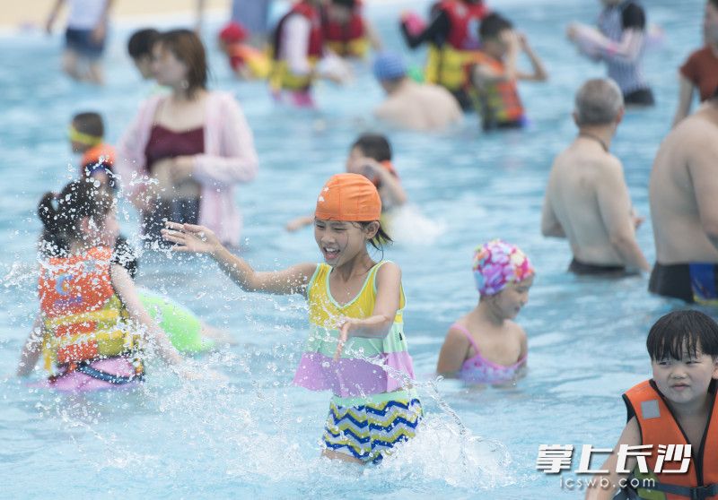 湘江欢乐城欢乐水寨，孩子们游泳戏水，感受清凉。