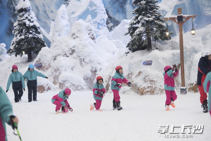 湘江欢乐城欢乐雪域，孩子们避开高温，在这里玩雪。