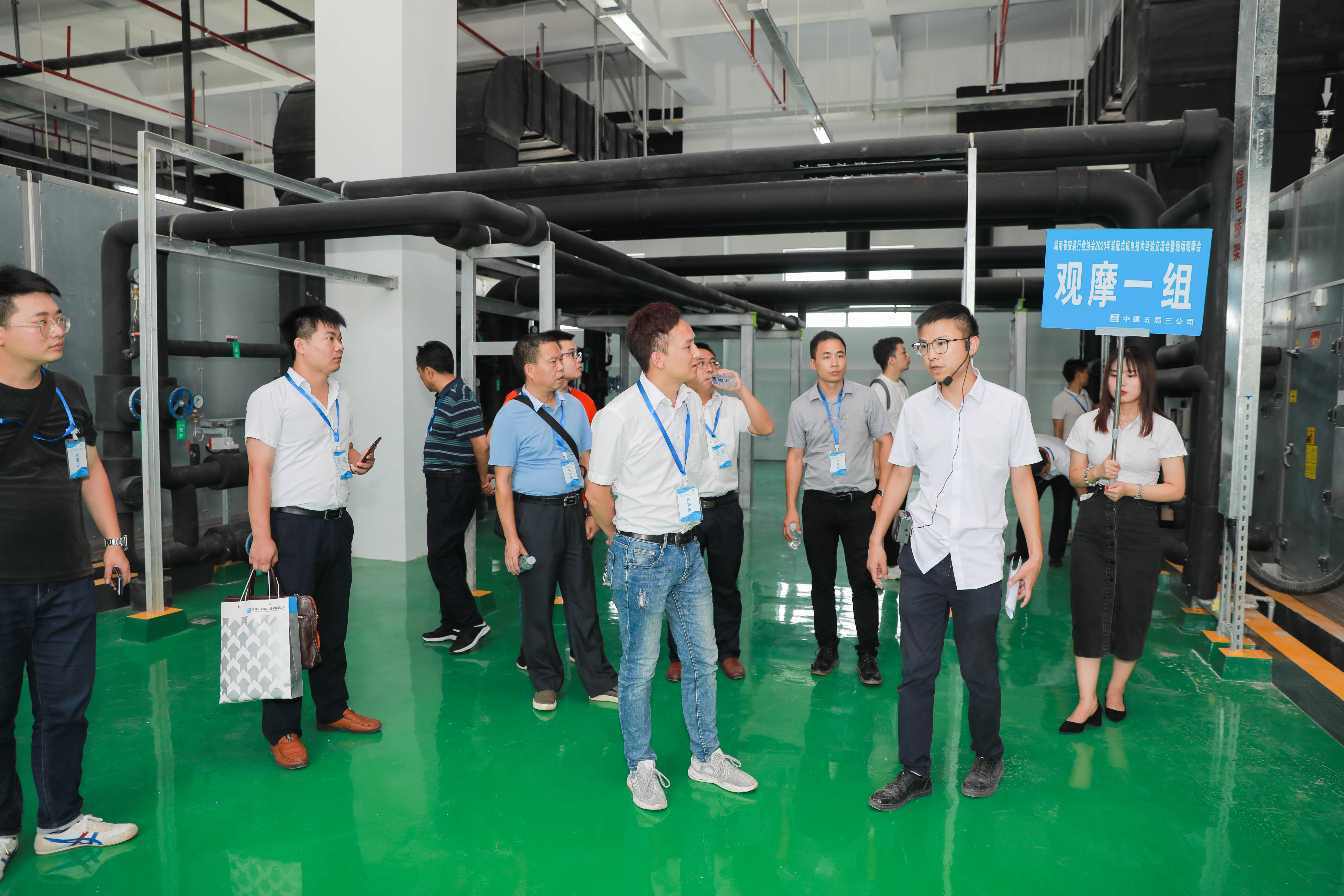 与会人员正在长沙智能终端产业双创孵化基地一期比亚迪项目现场观摩。