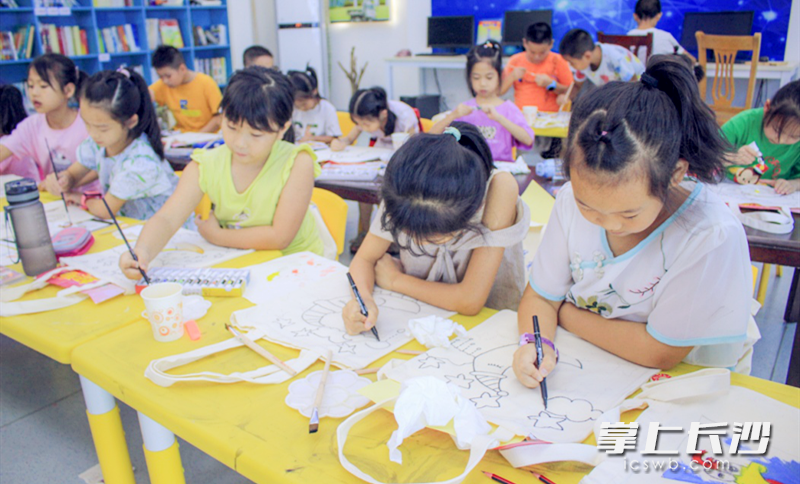 东沙社区新时代文明实践站组织辖区青少年开展“手绘垃圾分类环保袋 倡导绿色新时尚”为主题的绘画课。  图片均为社区提供