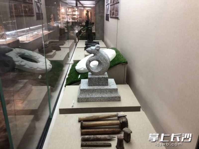 石雕展柜  均为长沙市非遗展示馆供图