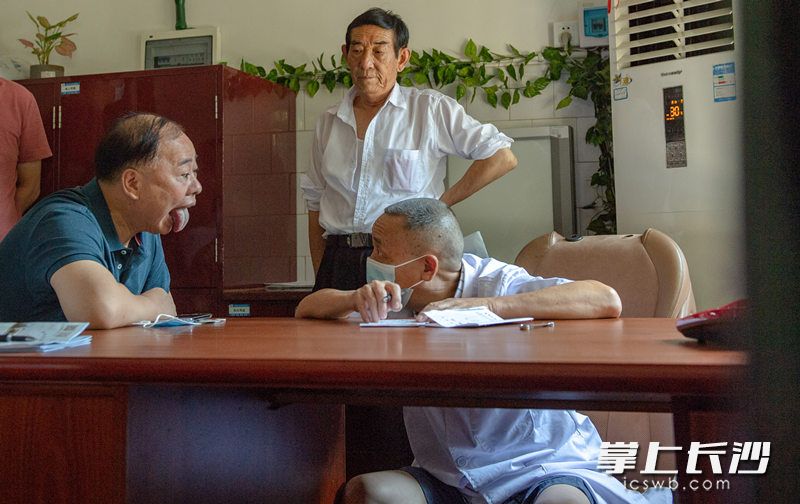 今年68岁的江林仍坚持坐诊，每天的门诊量超百人次，江林的椅子是一张汽车座位，直接摆放的地上，只有20厘米高。这样的坐姿为了在写字时，腰背更容易挺直。