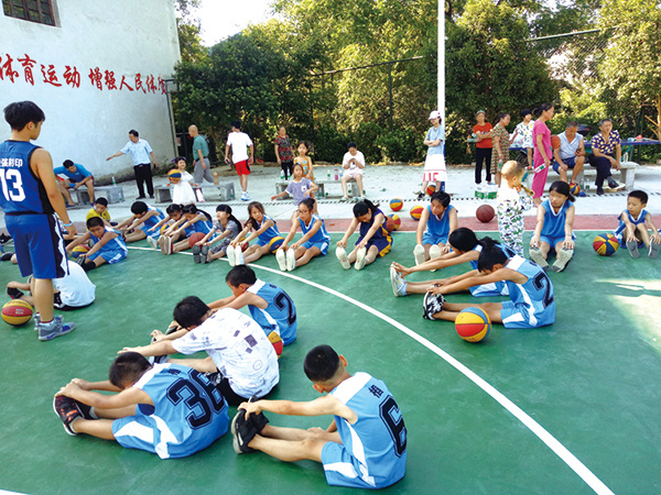 端里村夏令营开课，孩子们在志愿者带领下学习篮球强身健体。长沙晚报全媒体记者 钱娟