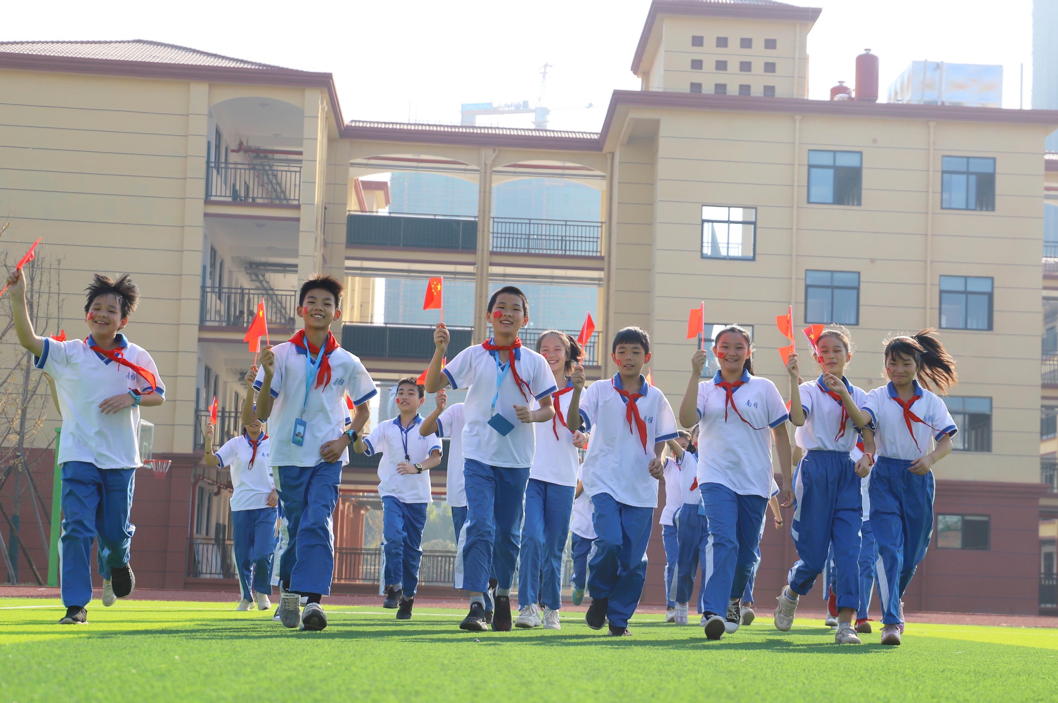 南雅蓝月谷学校快乐的孩子们。