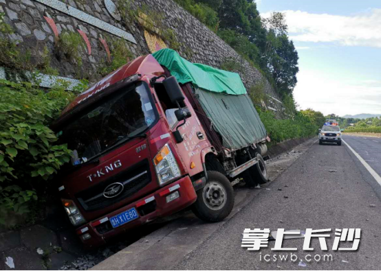 8月6日，G60沪昆高速娄底段发生货车疲劳驾驶事故，货车侧翻，高速交警赶至现场处置。