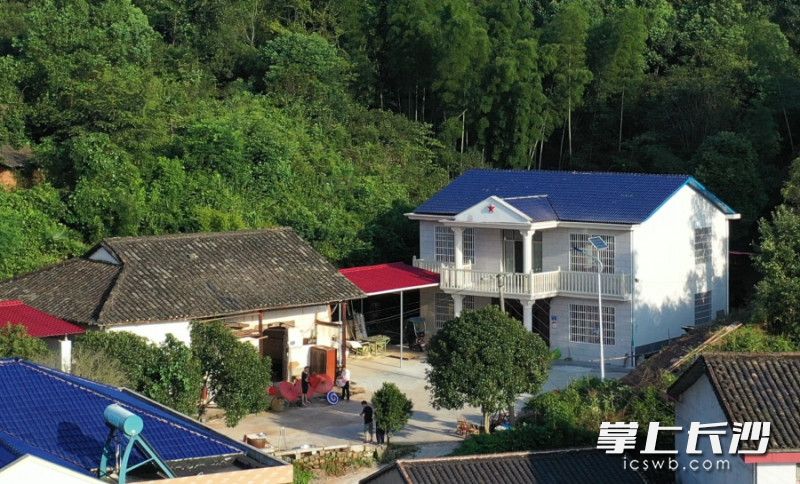浏阳市达浒镇椒花新村，李忠国一家已经搬进了“别墅式”的新房。2019年以前，全家居住在一座20世纪70年代建起的土坯房里。