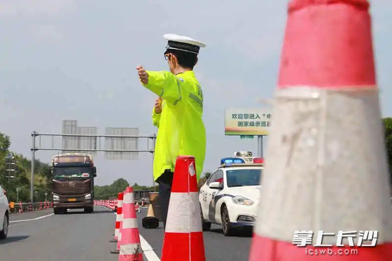 高速交警在施工路段进行指挥疏导。湖南高速警察供图