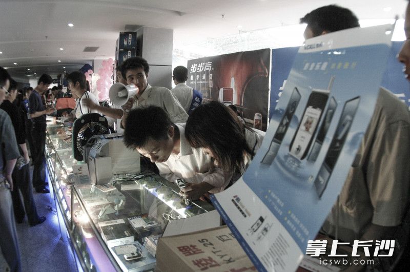 2005年5月17日，宝南街步步高手机专柜，用喇叭推销的销售人员。长沙晚报全媒体记者 罗杰科 摄