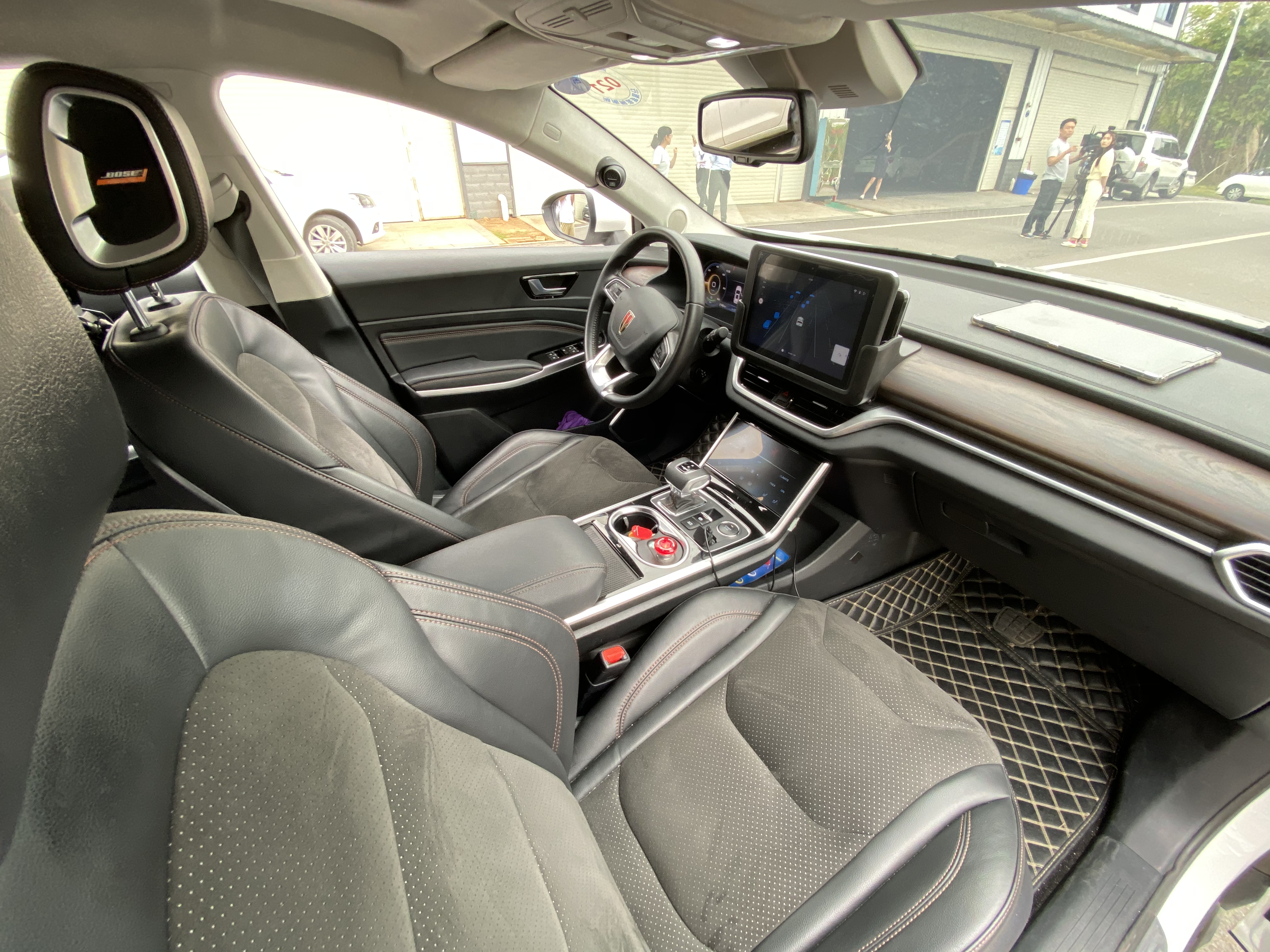 在无驾驶人自动驾驶车辆的副驾驶位脚下配有制动装置。