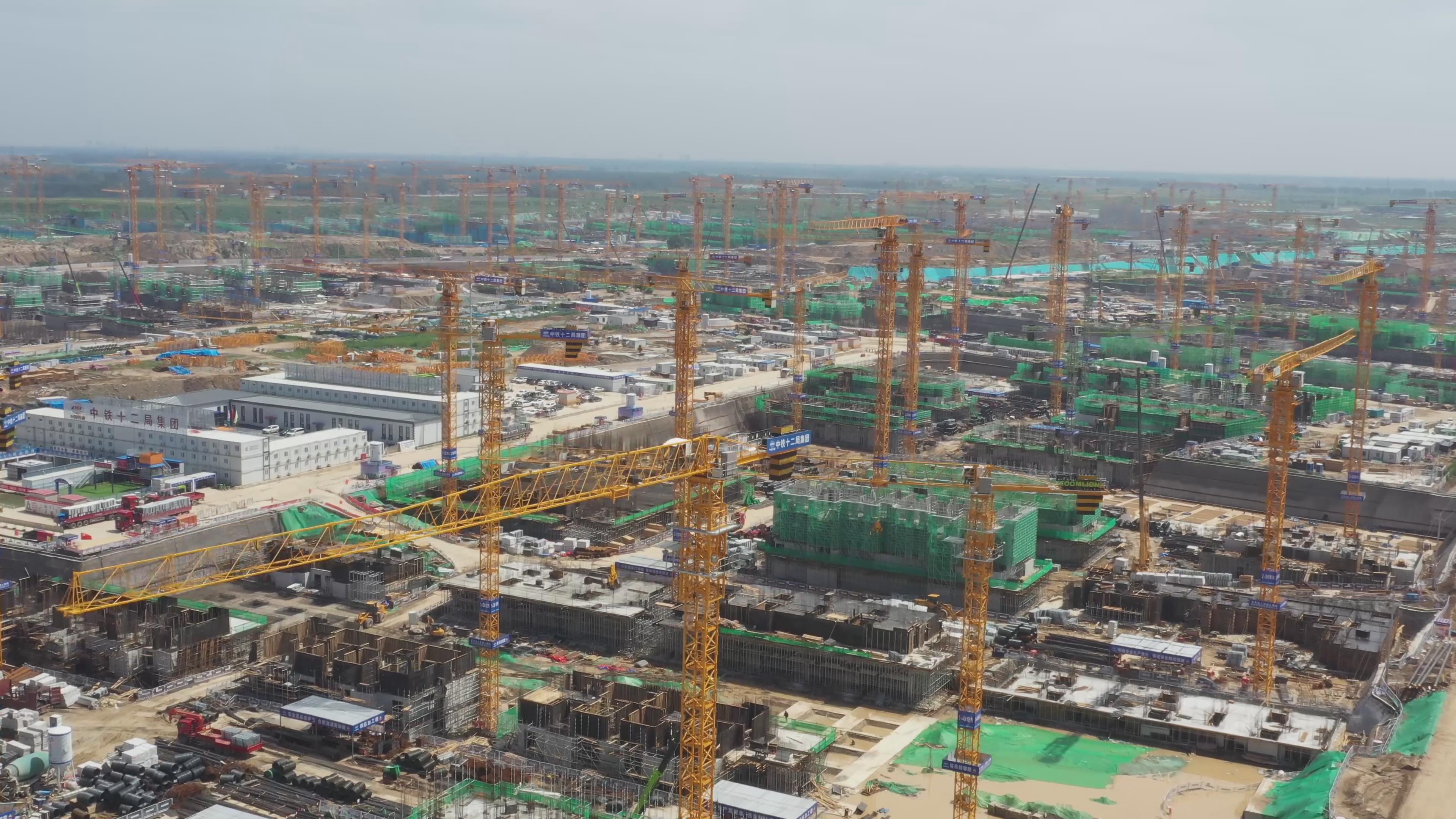 雄安新区容东片区建设工地上塔机成林，其中80%为长沙制造。