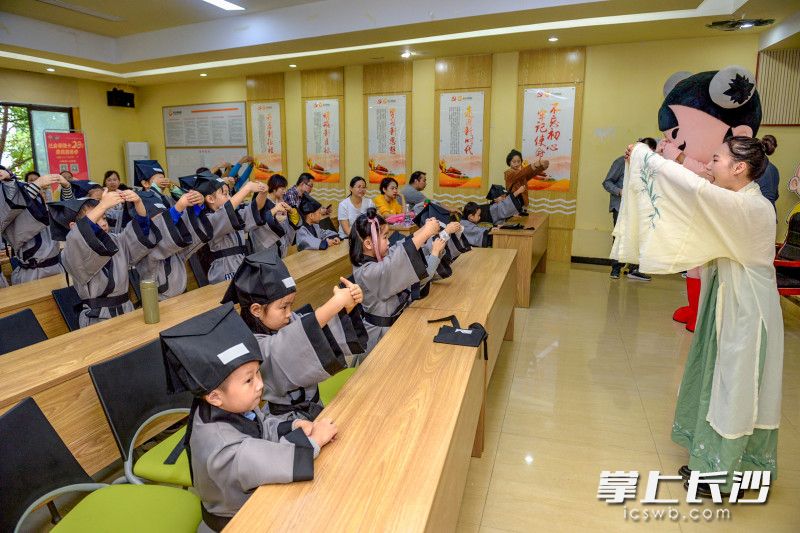 老师学生同穿汉服，一起学礼仪、诵读国学经典，感受中华文化的魅力。