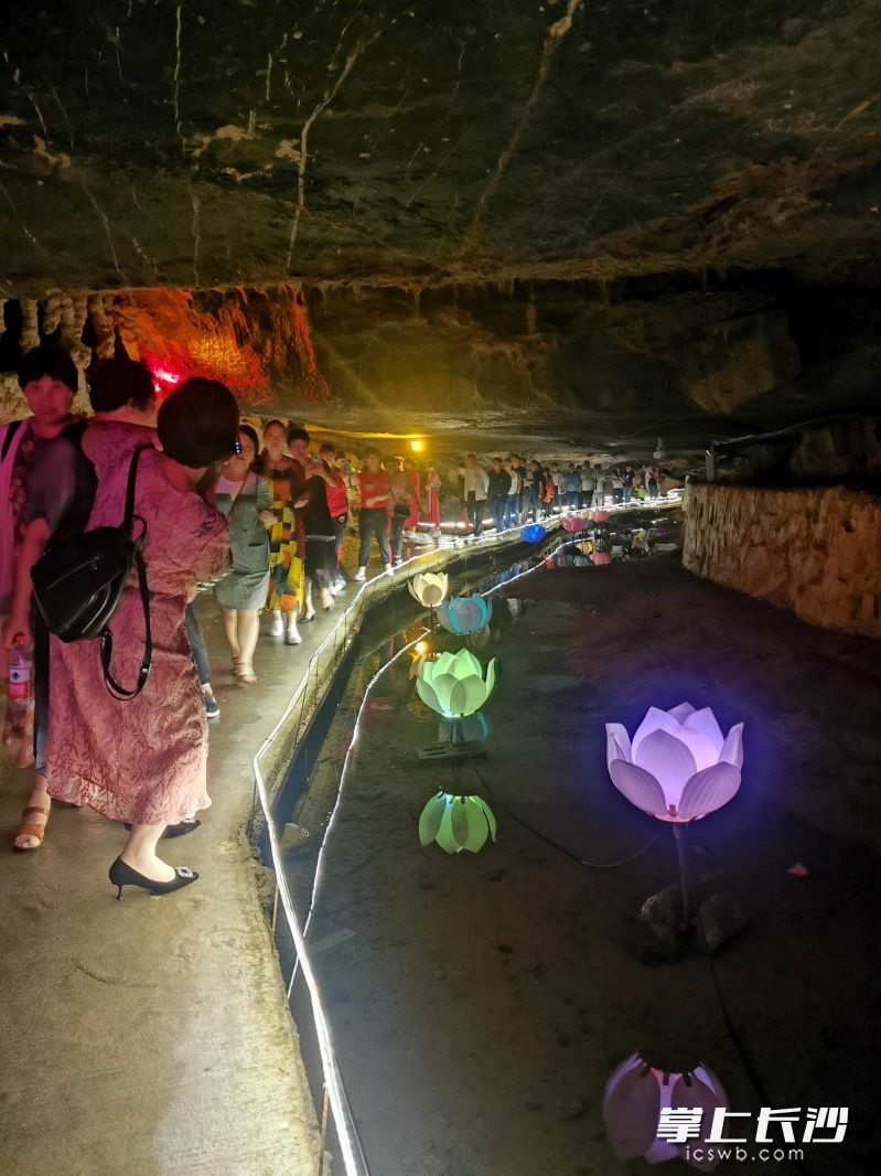 千佛洞里各种千奇百怪的石钟乳、石笋、石柱等，洞内景观非常漂亮，千佛洞目前已探出的溶洞深度2300米。