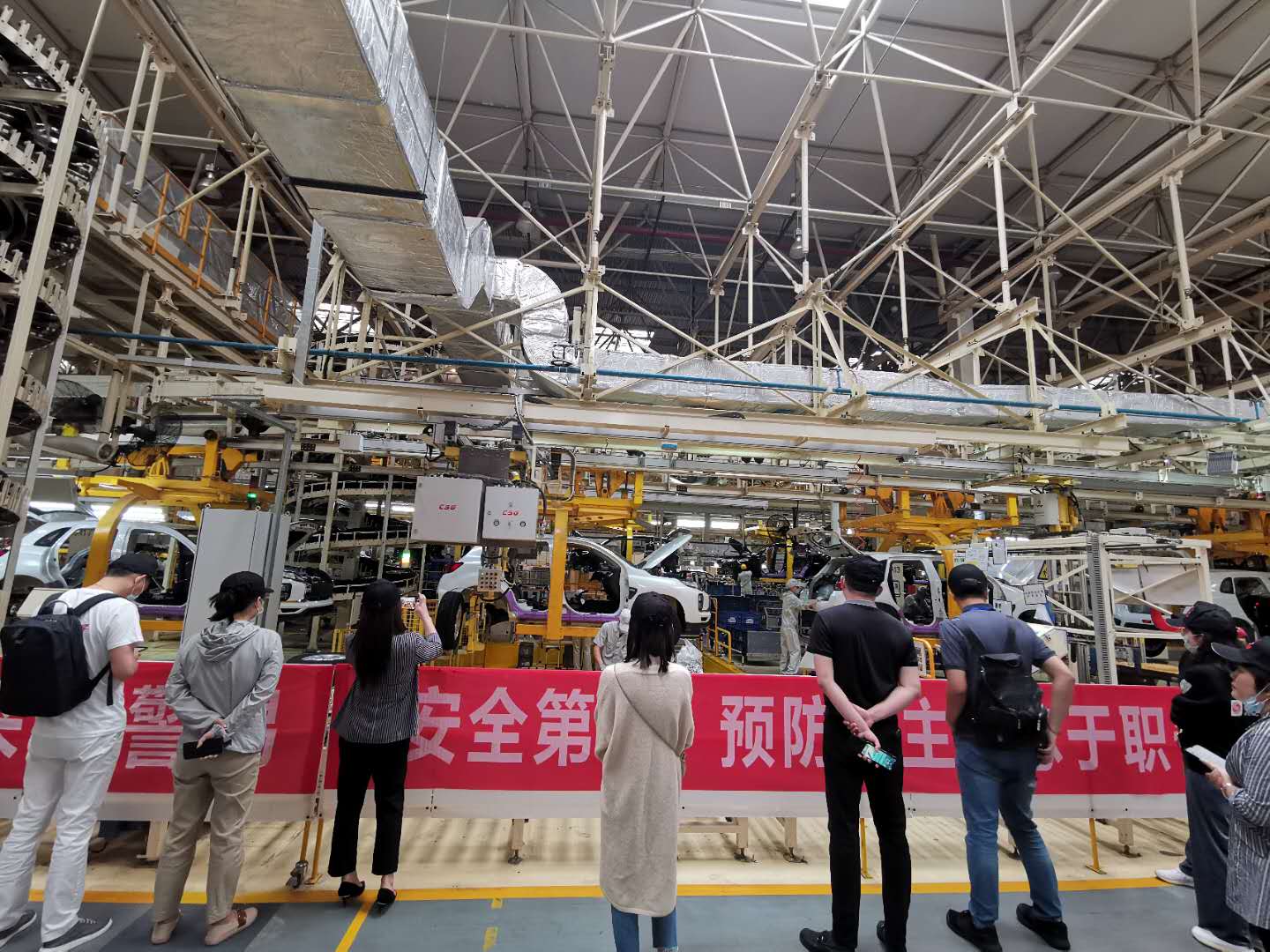 采访团正在探访广汽三菱汽车有限公司生产车间。