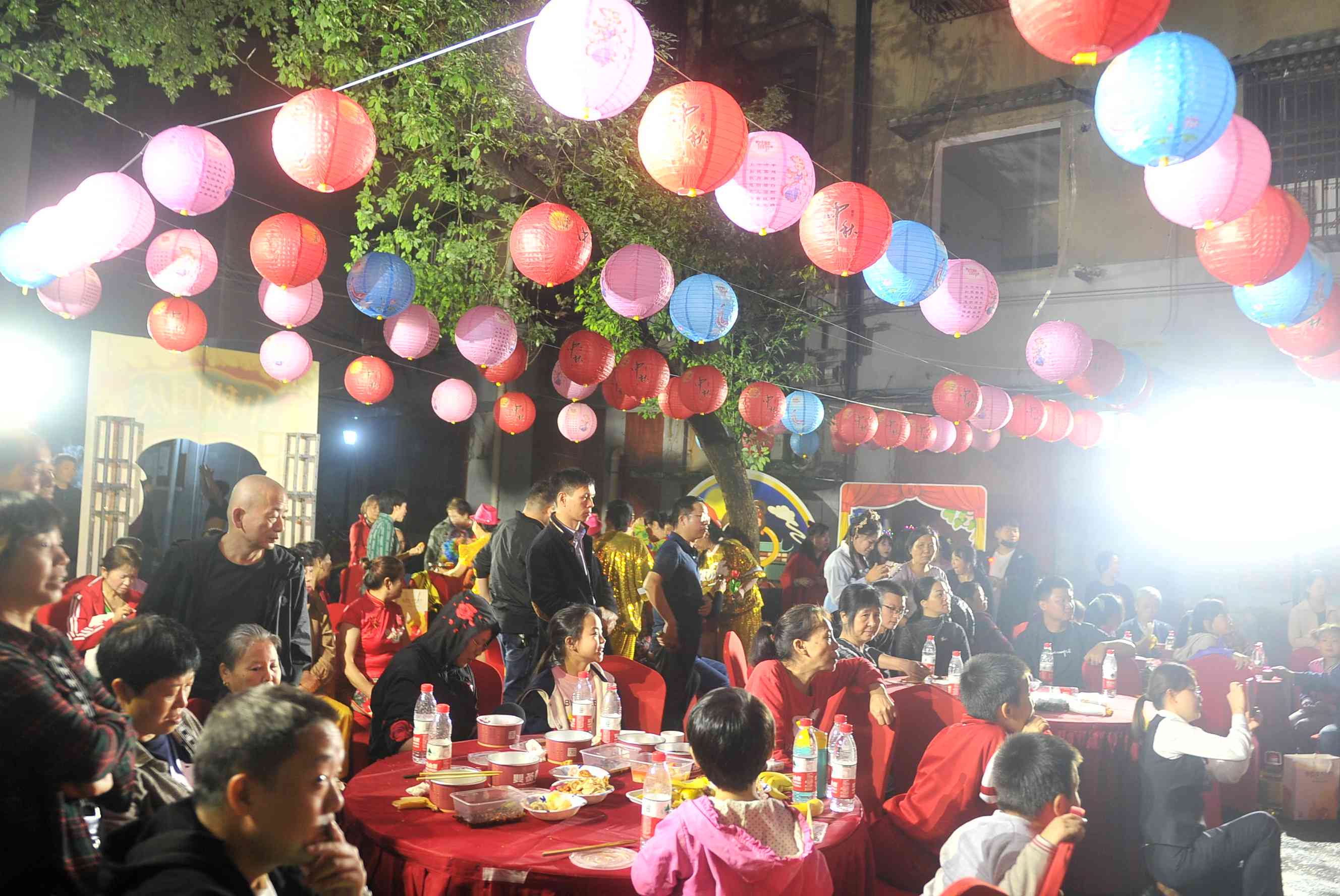 今晚，连升街社区邀请部分原居民回家过节。   均为长沙晚报全媒体记者 贺文兵 摄