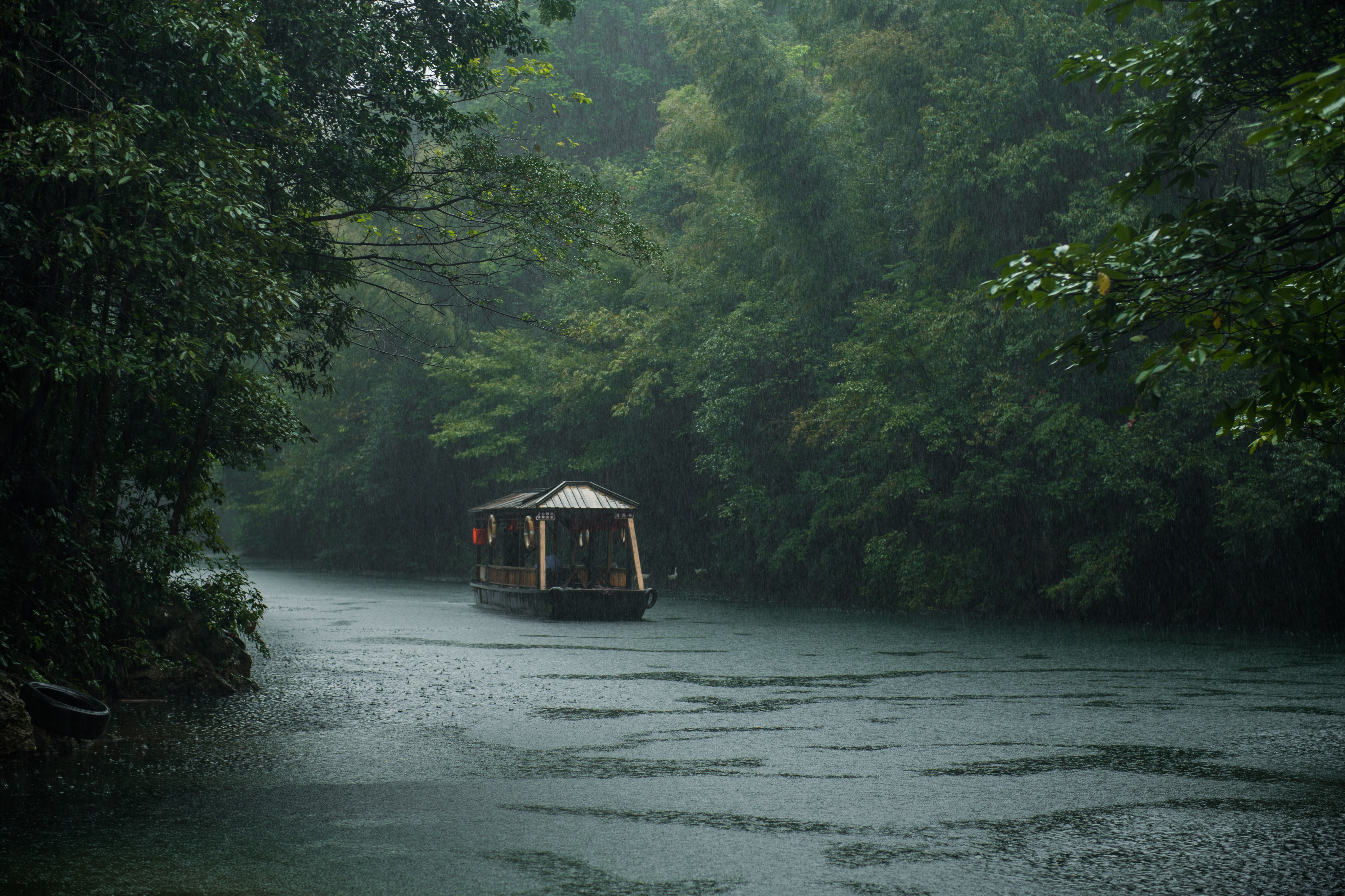 在捞刀河源头的鸳鸯潭，在雨雾下，宛然如水墨画下的梦境。