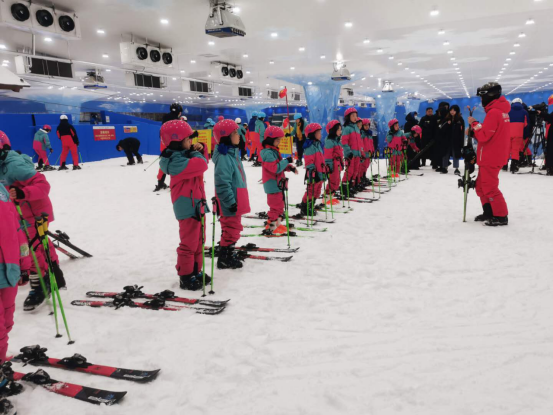 学生们在滑雪学校老师的带领下体验各个滑雪项目，了解冰雪运动知识。均为周佳供图