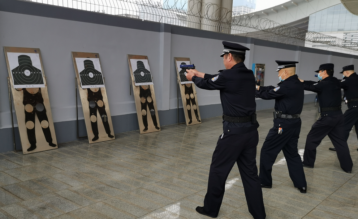 民警开展标记弹训练。 长沙晚报通讯员 张威 供图