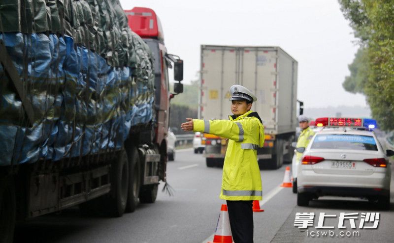 假期，湖南公安交警坚守在疏堵保畅一线。均为湖南交警供图