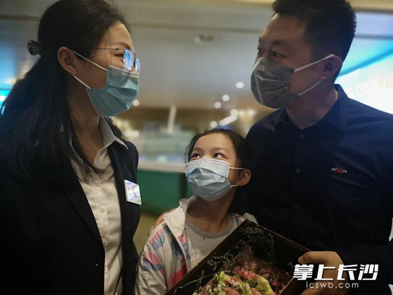 援塞医疗队员、湖南省肿瘤医院内科副主任医师何奕（左）一家三口用深情的眼光交流相聚的心悦。