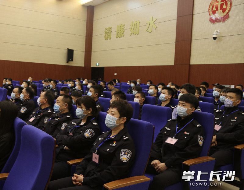 长沙县公安局和司法局将警示教育课堂开进了庭审现场，组织100余名党员干部参与旁听庭审。