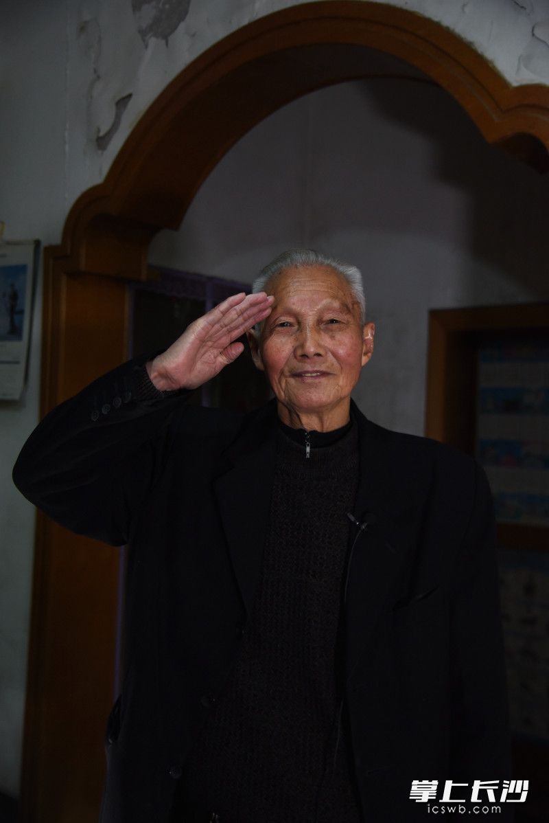 91岁的张绍仁身体硬朗，思维清晰。他曾在解放战争和抗美援朝战争战场上多次立下战功。长沙晚报全媒体记者 刘琦 摄