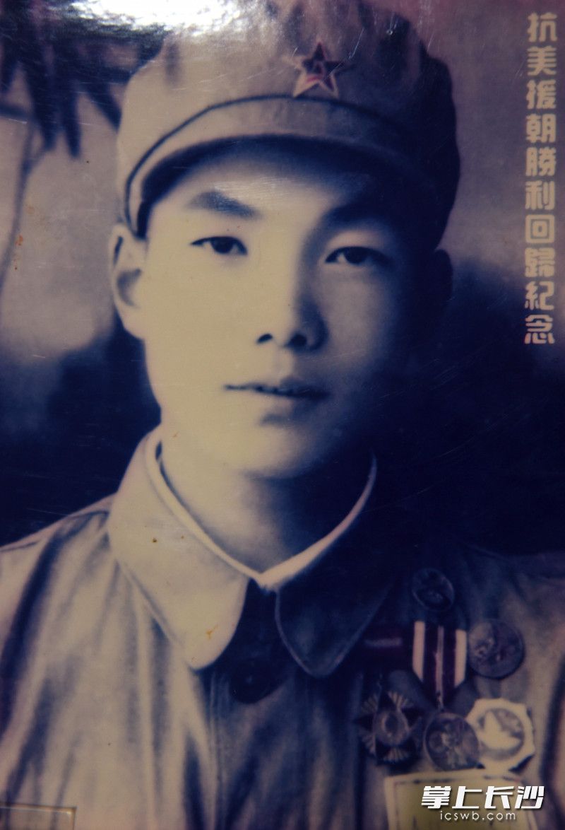 抗美援朝战争结束后，胜利回国的张绍仁留下了这张照片。