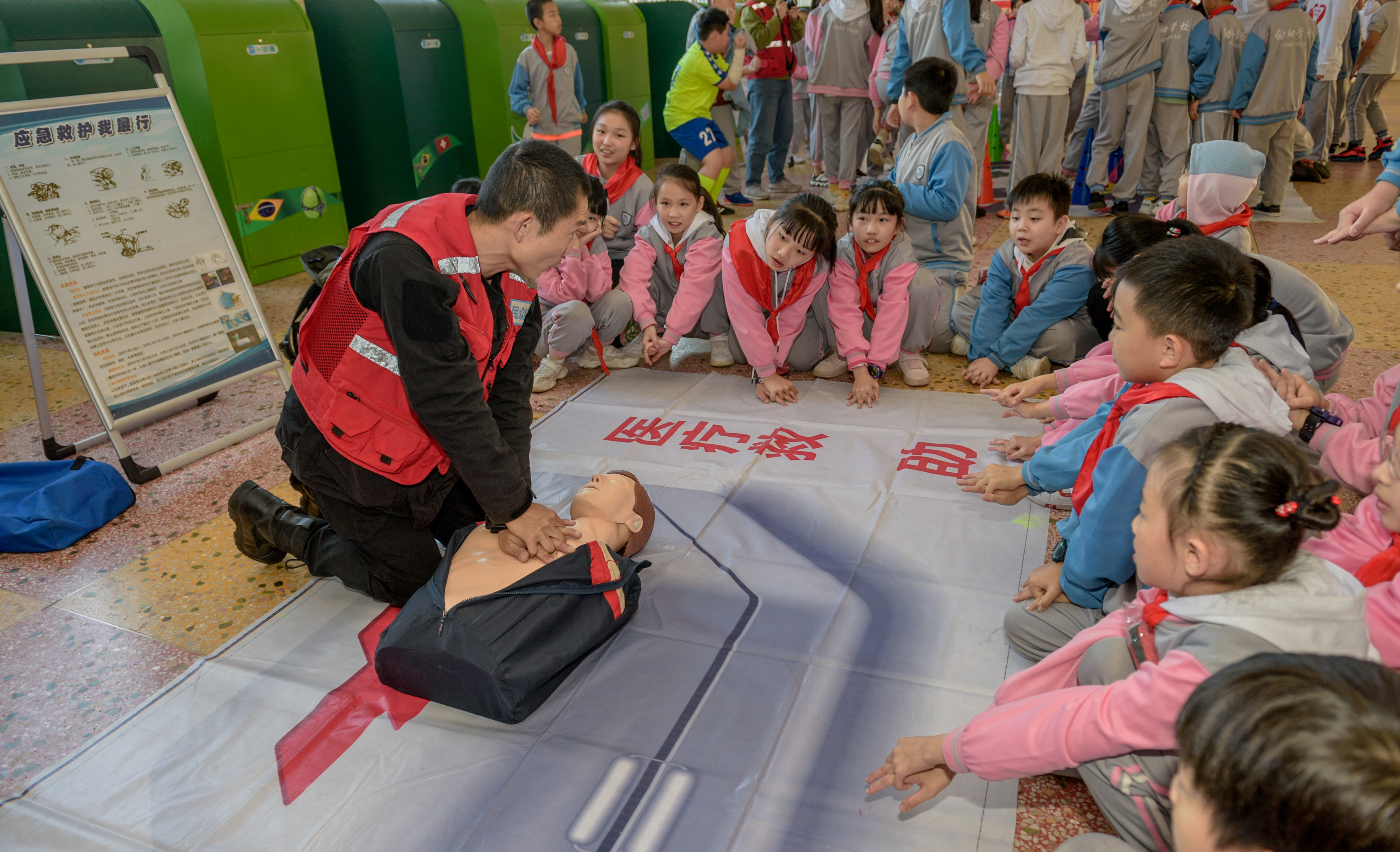人防老师通过游戏的方式教孩子们学习防护要领。长沙晚报全媒体记者 陈飞 摄
