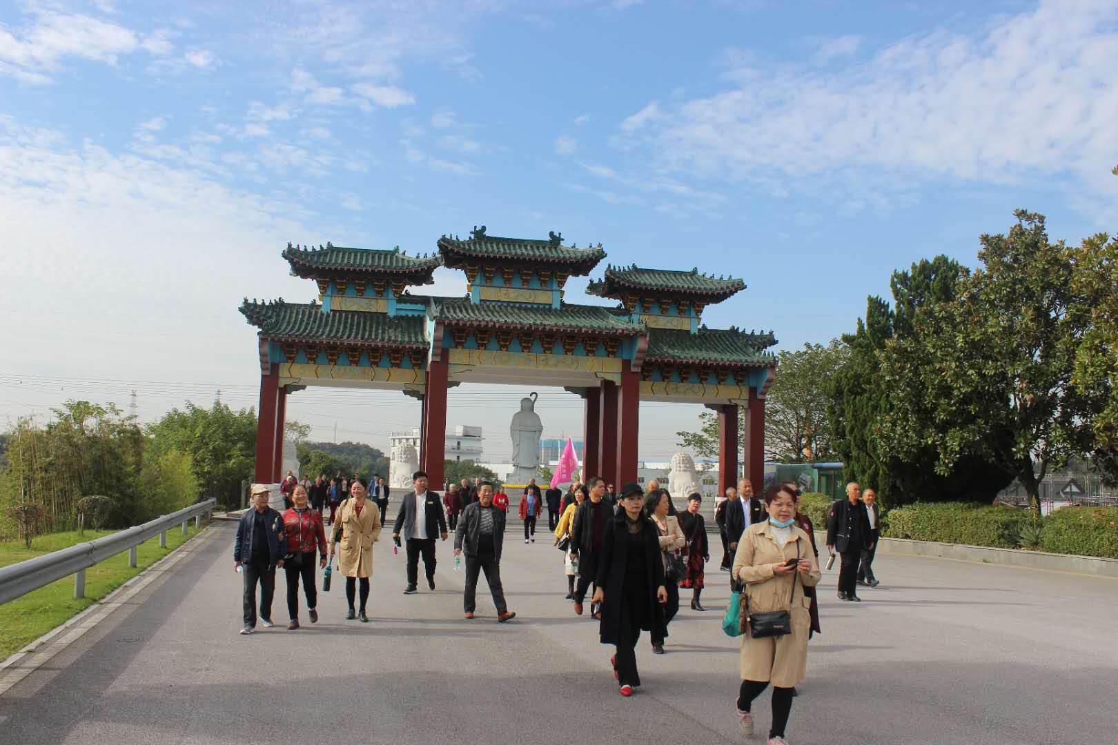 10月25日，唐人万寿园举行“孝满重阳·健康登高”游园会活动，近200名市民在秋高气爽的好天气里一起登高游园。