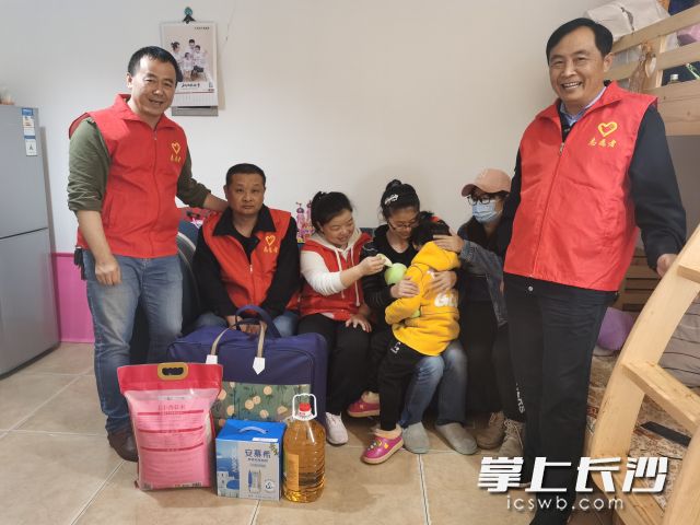 28日，湖南三维出租车公司“雷锋车队”来到贫困户家中开展“精准扶贫 弘扬光彩”爱心捐赠公益活动。通讯员 黄海梅 摄