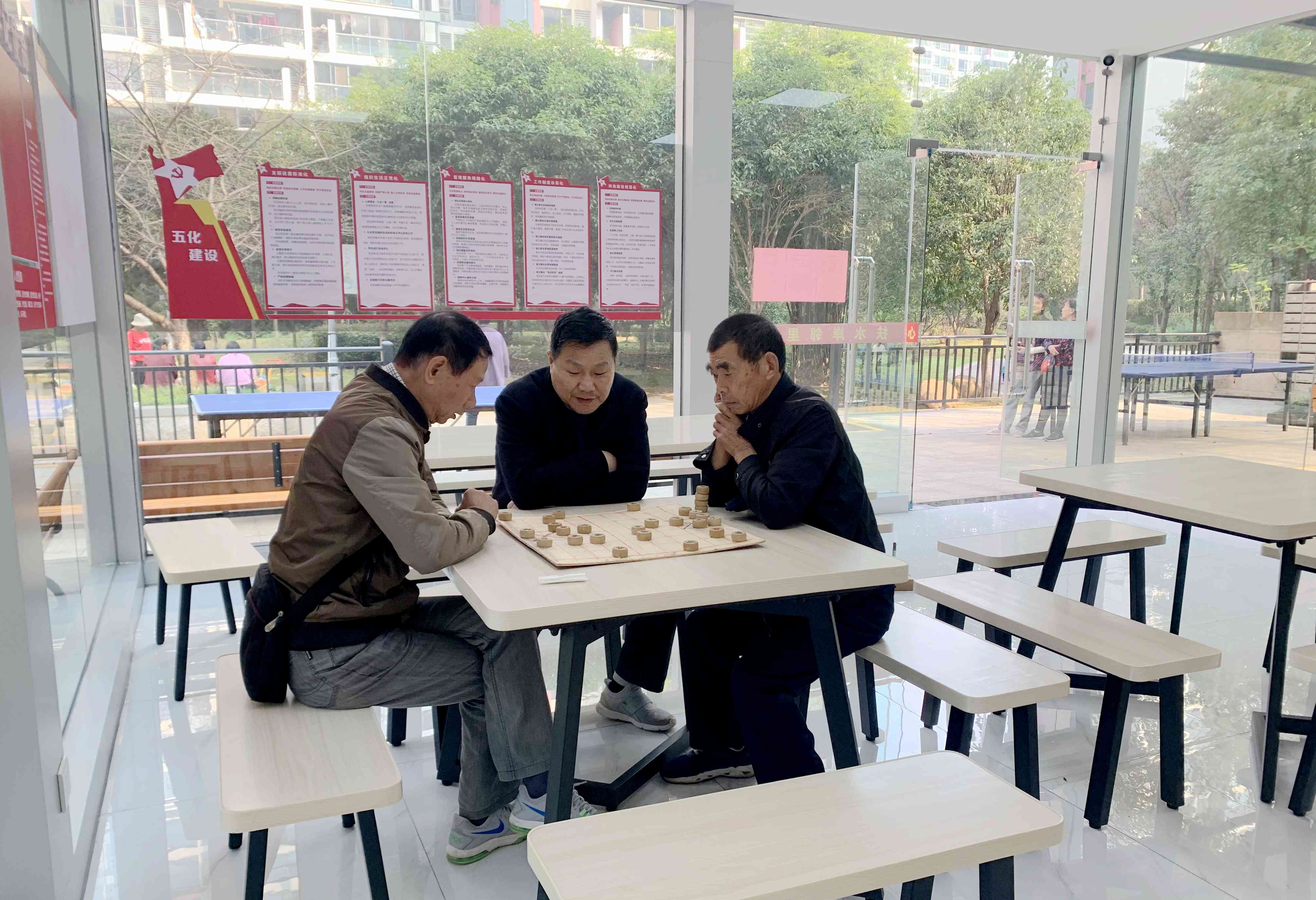 居民在邻里文化中心下棋。