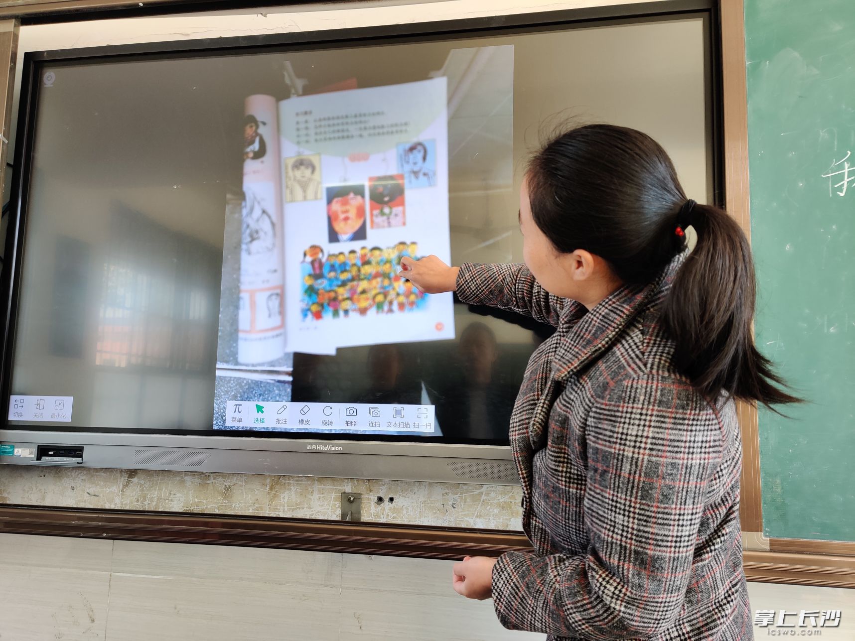 彭莲花老师正在展示教室里的“班班通”。