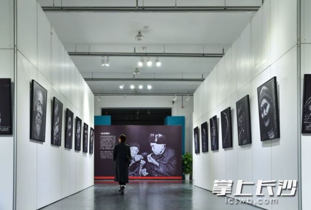 《大山的脊梁——走进老一辈中国农民的世界》大型公益主题摄影展在湖南国画馆举行，展览将持续至11月10日。