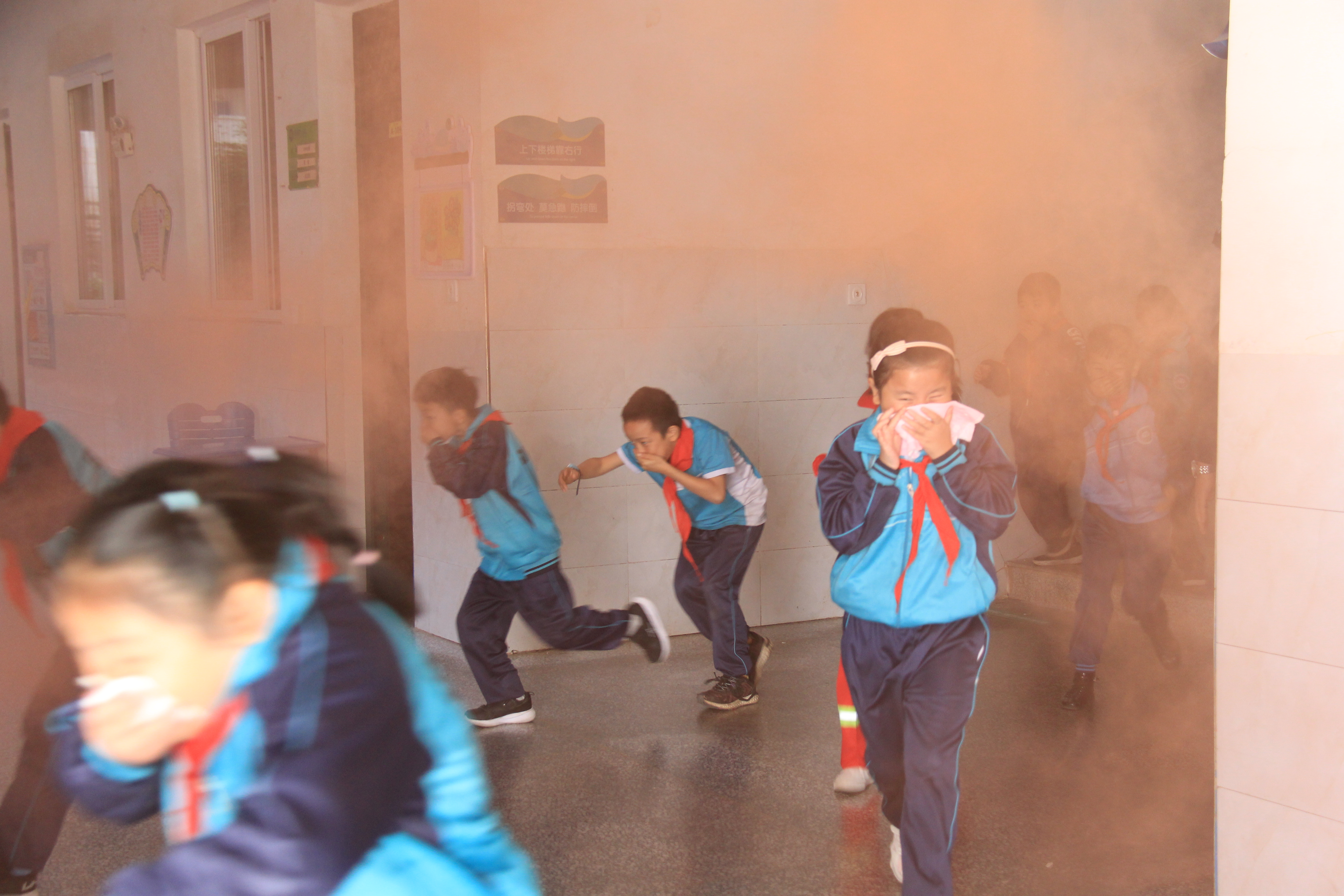 消防疏散演练中，同学们迅速有序从教室跑向操场。