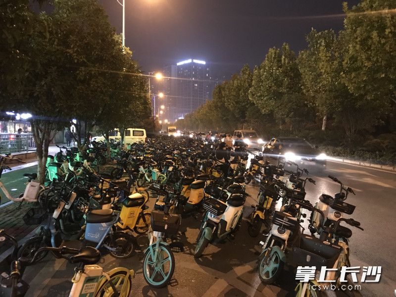 枫林三路湖南涉外经济学院南门附近，一到晚上就成了共享电动车的“停车场”。