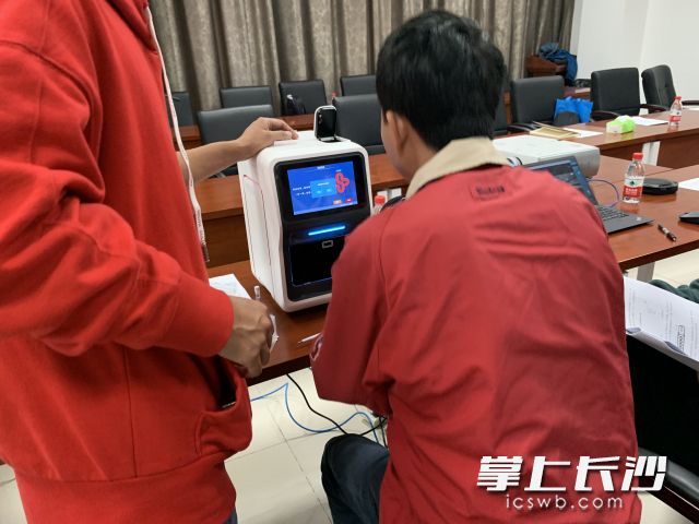 圣湘生物技术工程师进行了iPonatic快速核酸检测仪的相关演示实验，并对相关考察队员进行了培训指导。