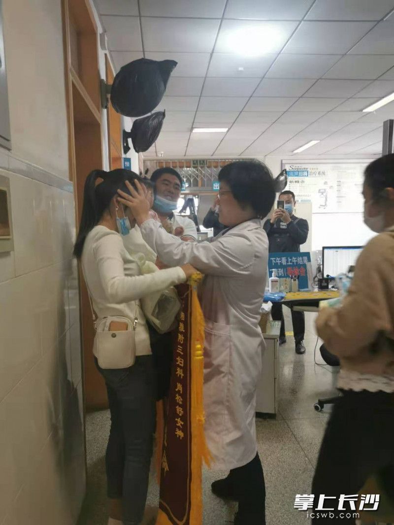 医患“亲人”一见面，夏爱蓉（左）激动得泪流满面，肖医生赶紧为她擦拭。均由医院供图