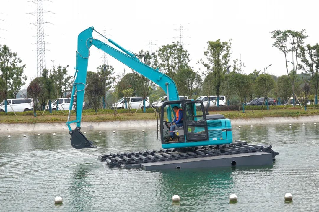 湿地挖掘机在山河工业城月亮湖进行水上试验。长沙晚报全媒体记者 伍玲 通讯员 梁超摄