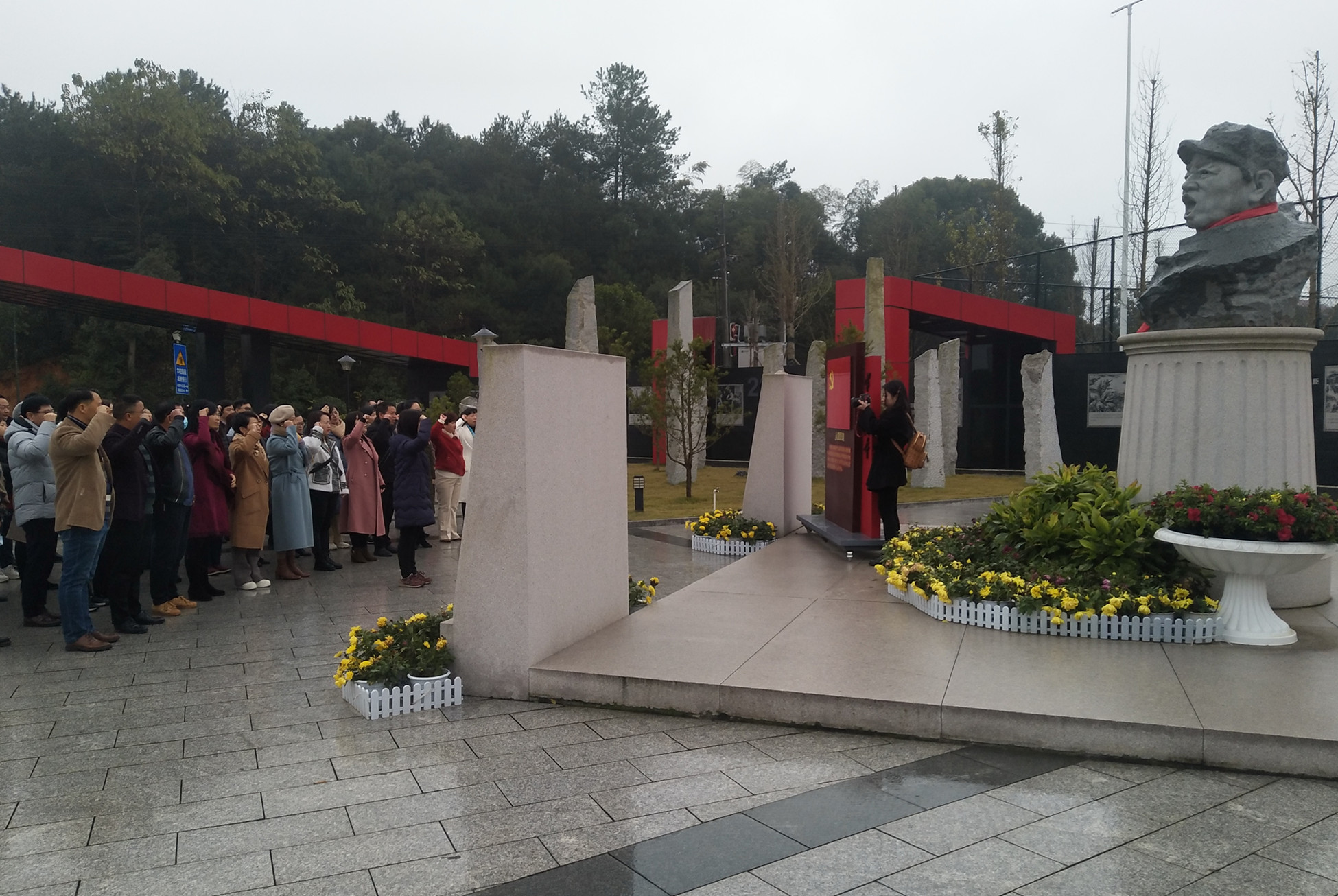 在陈树湘纪念广场重温入党誓词。