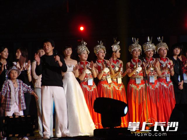 成龙与红叶组合在北京鸟巢演唱《北京欢迎你》 