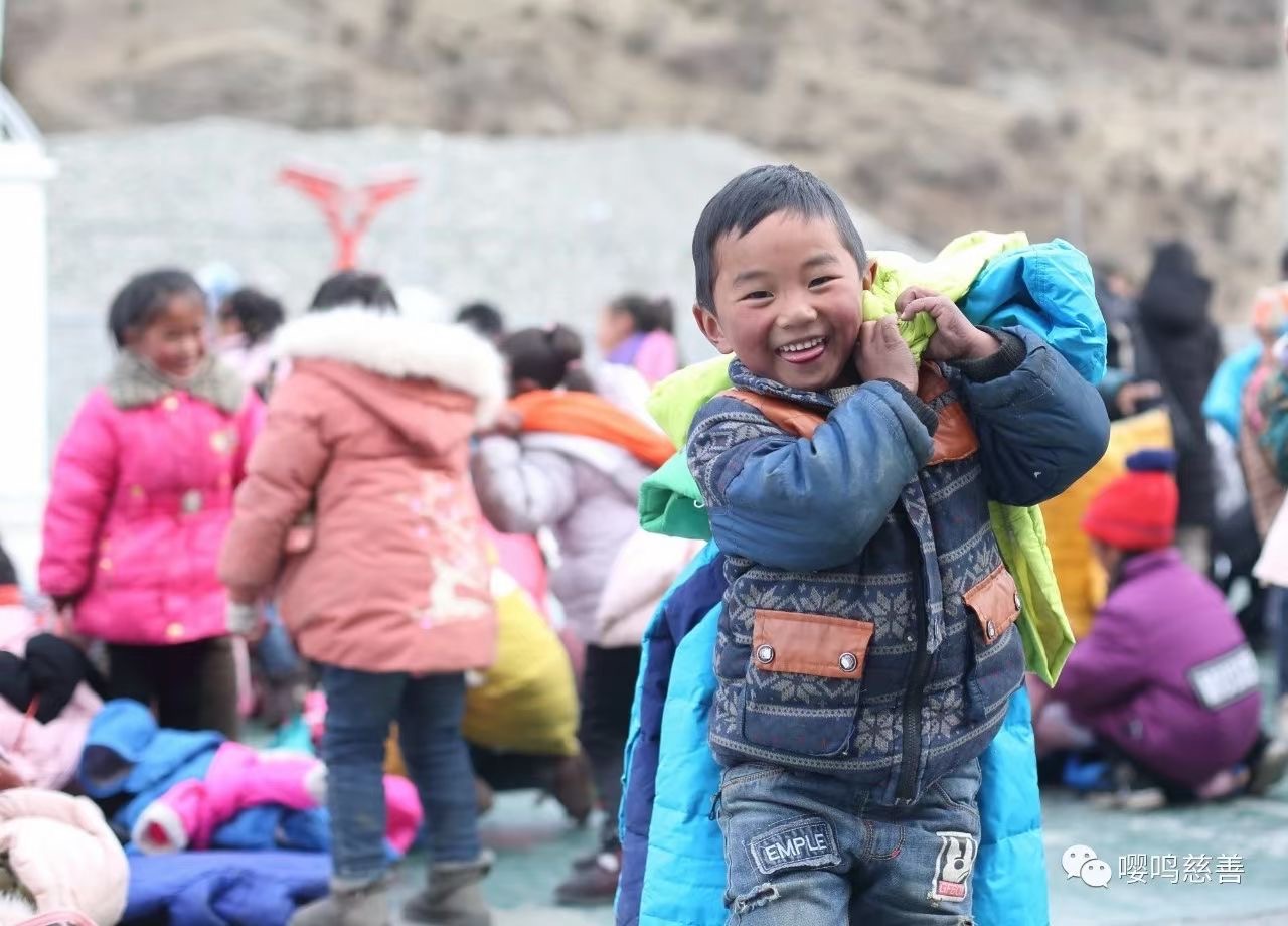 往年西藏孩子们领取冬衣。