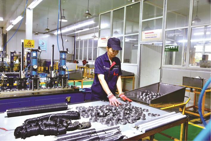 今年，长沙迈科轴承有限公司产品供不应求，图为生产车间工人正在忙碌工作。长沙晚报通讯员 曾诗怡 摄