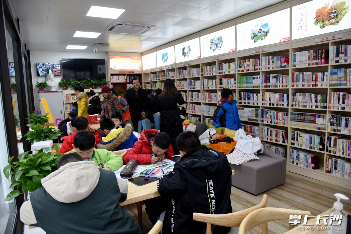 智慧图书馆成为园区孩子们学习的好去处。长沙晚报通讯员邹崇高摄