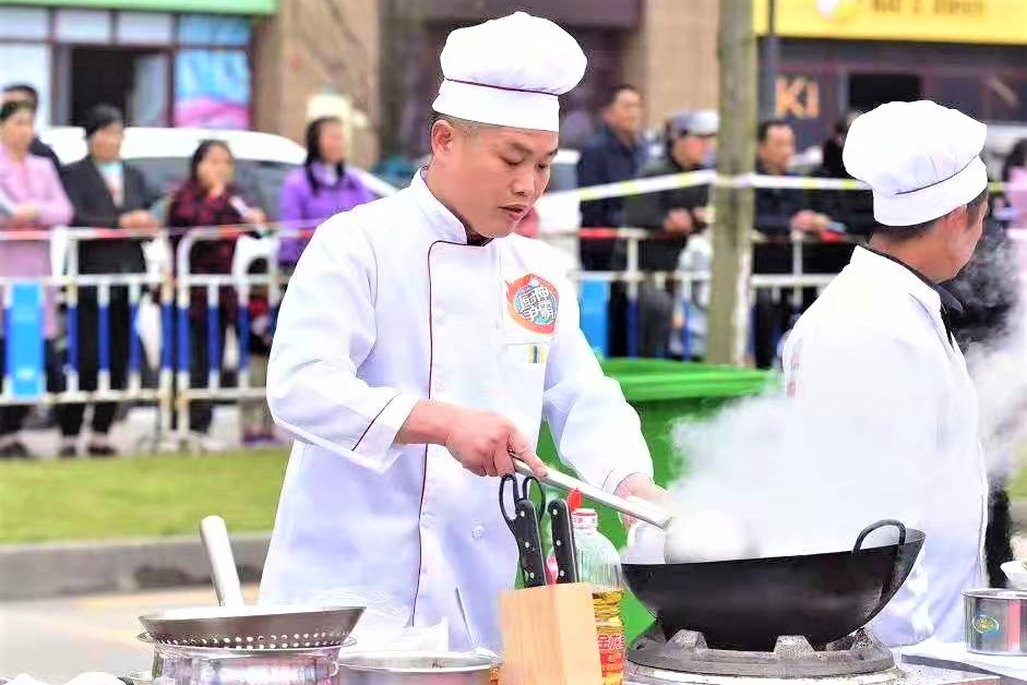 在位于宁乡市的灰汤温泉国家级旅游度假区，一场热闹的厨神烹饪大赛吸引了来访的游客和附近的乡亲们。均为受访方者供图