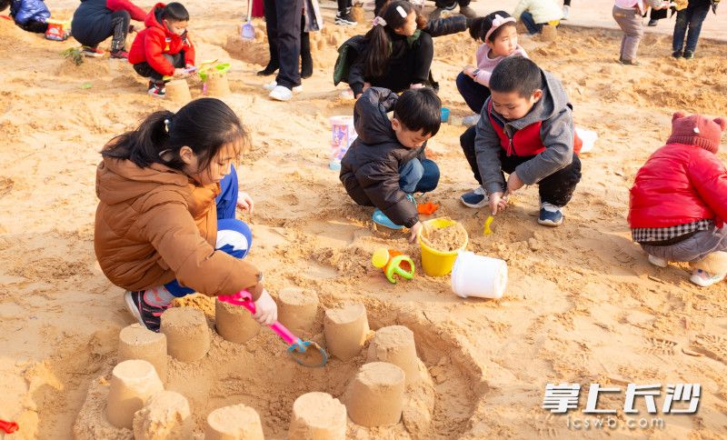 孩子们脑洞大开，用沙子创作着自己的作品。