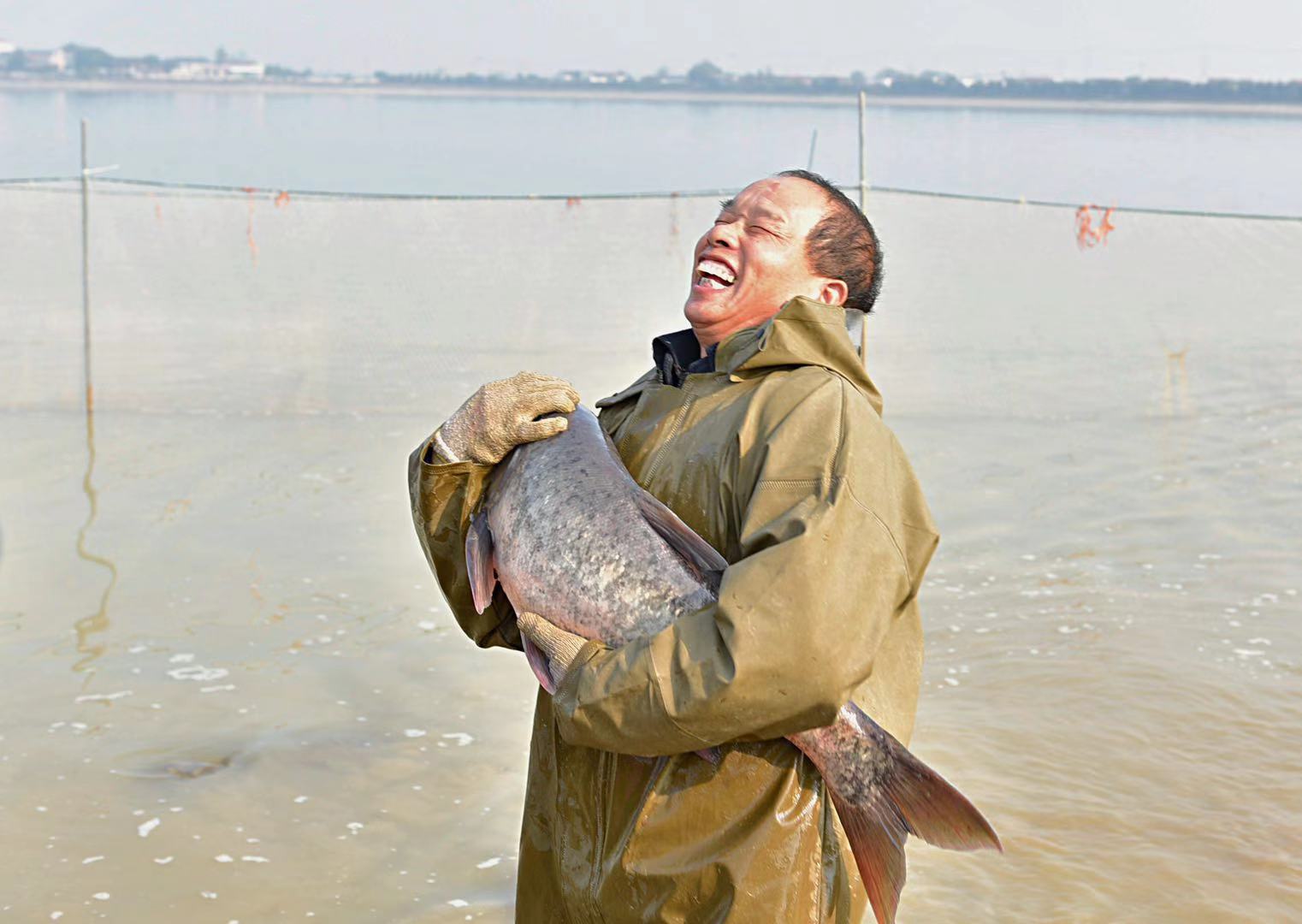 千龙湖冬捕节，渔民沉浸在丰收的喜悦中。全媒体记者 陈飞摄