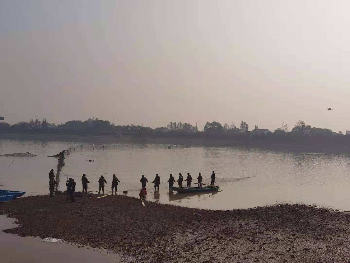 喊着号子，千龙湖上渔民们开始收网。全媒体记者朱华摄