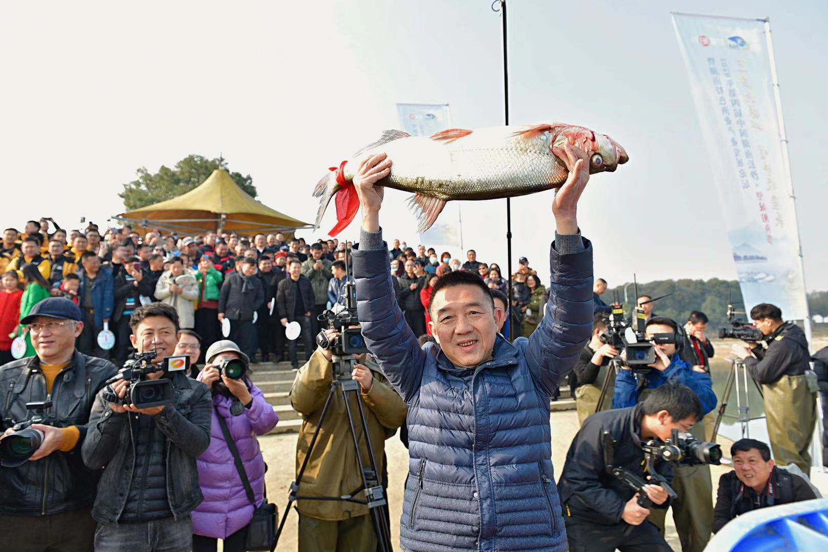 “头鱼”被拍出了68800元的价格。全媒体记者 陈飞摄
