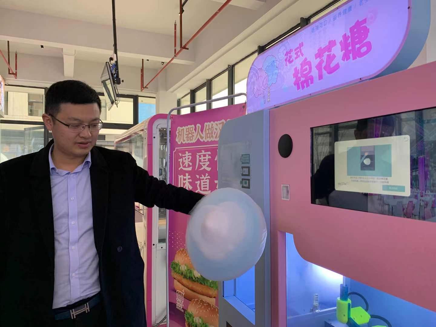 湘江智谷·人工智能科技城，负责人李天鹏向记者展示机器人如何制作棉花糖。
