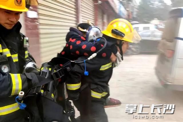 消防员将被困老人从火场中背下。湖南消防供图